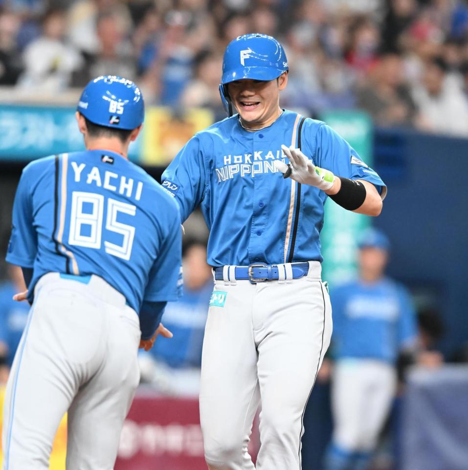 １回、先制２ランを放ち生還する清宮幸（撮影・高部洋祐）