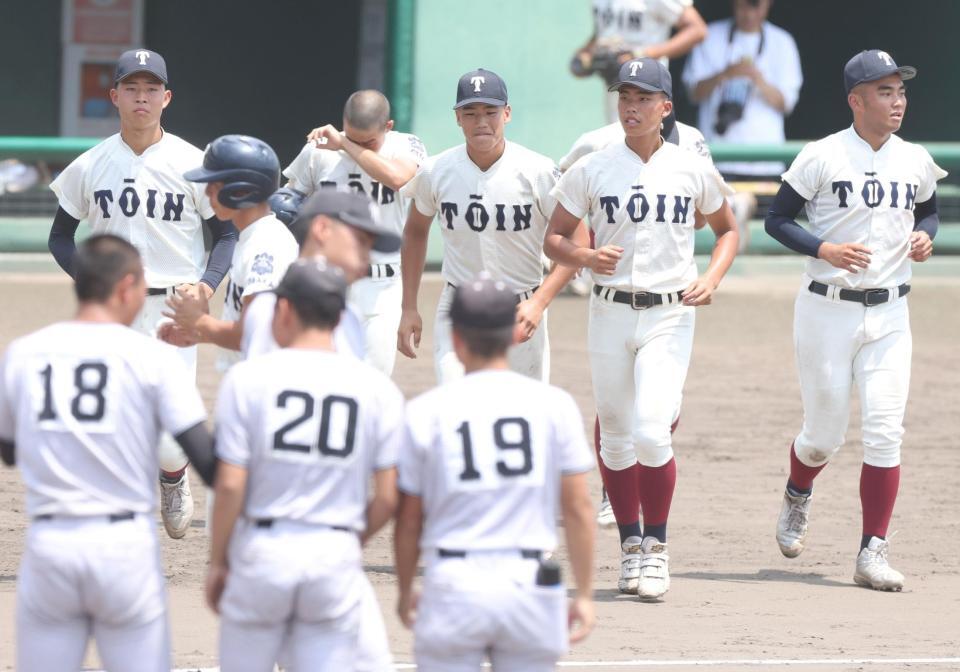 大阪立命館（手前）に敗れ、整列に向かう大阪桐蔭・中村勇斗（中央）ら（撮影・中田匡峻）