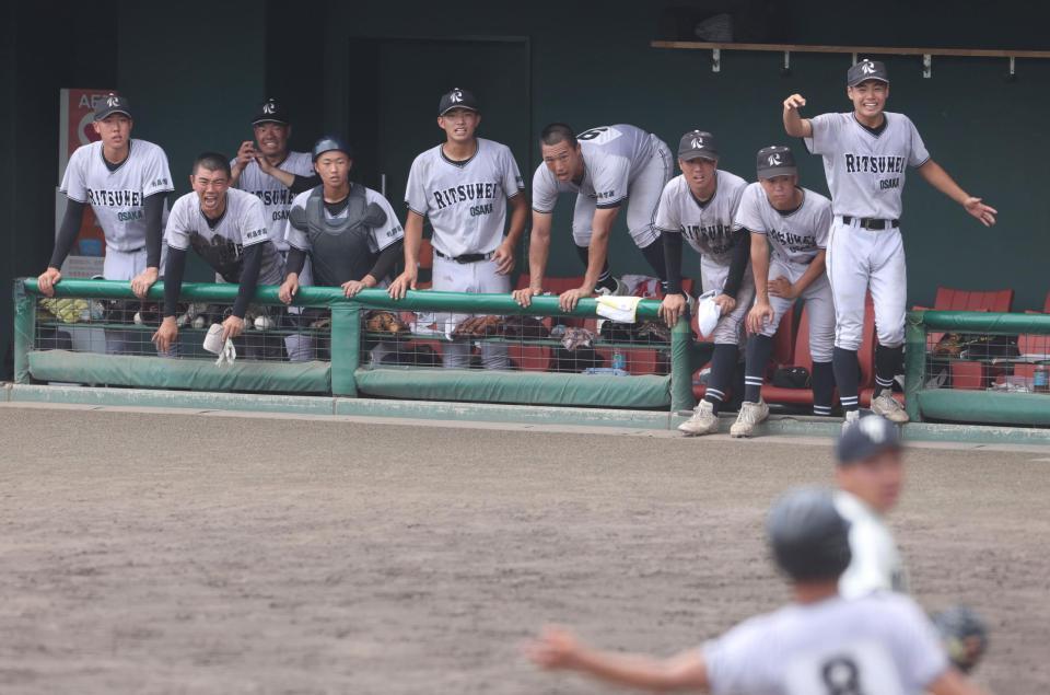 １０回、志賀優大の打席の際、暴投で勝ち越し点を奪い、盛り上がる大阪立命館ナイン（撮影・中田匡峻）