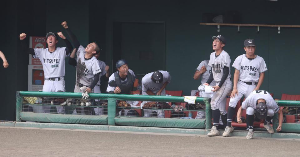 １０回、志賀優大の打席の際、暴投で勝ち越し点を奪い、盛り上がる大阪立命館ナイン（撮影・中田匡峻）