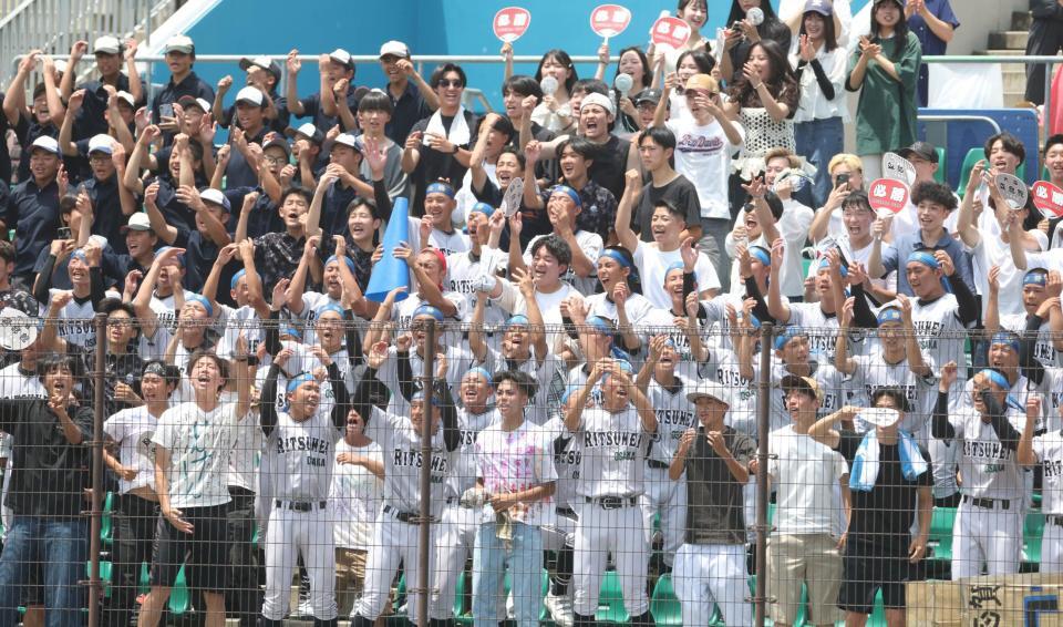 大阪桐蔭を圧倒した大阪立命館の応援団（撮影・中田匡峻）