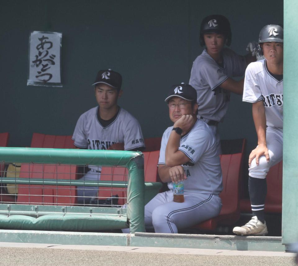 ９回、戦況を見つめる大阪立命館・楠本雄亮監督（中央）＝撮影・中田匡峻