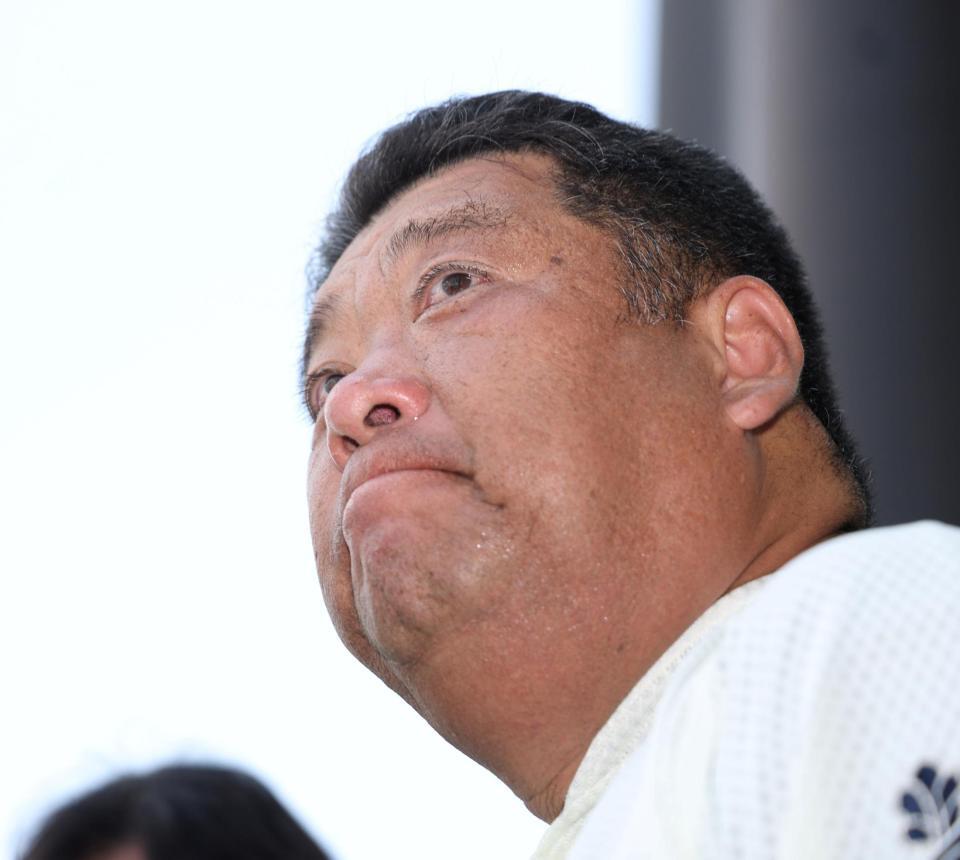 試合後、遠くを見つめる大阪桐蔭・西谷浩一監督（撮影・中田匡峻）