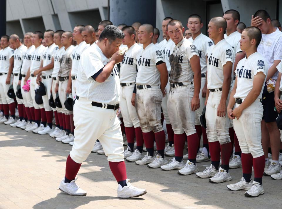 試合後、選手たちの家族にあいさつし引き揚げる大阪桐蔭・西谷浩一監督（撮影・中田匡峻）