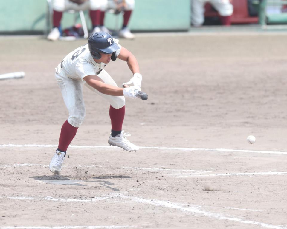 １０回、スクイズ成功かと思われたが、大阪桐蔭・大津昴偉留の足が打席から出ておりアウトになる（撮影・中田匡峻）
