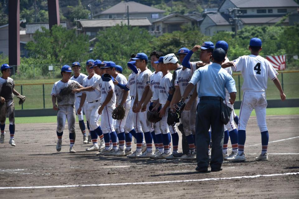 ２年ぶりのベスト８進出を決め、笑顔で整列する広島国際学院ナイン