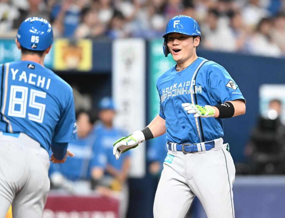 １回、先制２ランを放ち生還する日本ハム・清宮幸太郎＝京セラドーム（撮影・高部洋祐）