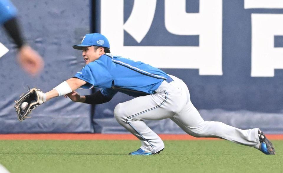 ４回、中川の打球を好捕する郡司（撮影・高部洋祐）