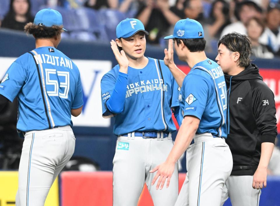 オリックスに勝利し、ナインとタッチを交わす山崎（中央）＝撮影・高部洋祐