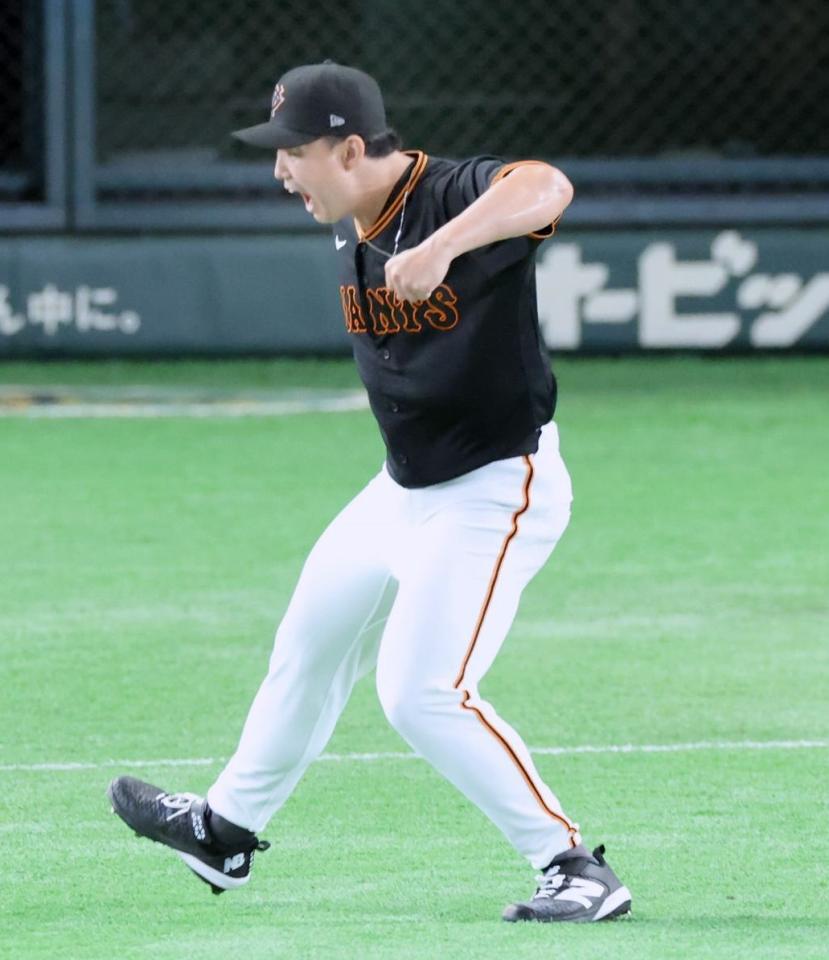 ５回、辻本を一直併殺打に仕留め、ガッツポーズする小笠原
