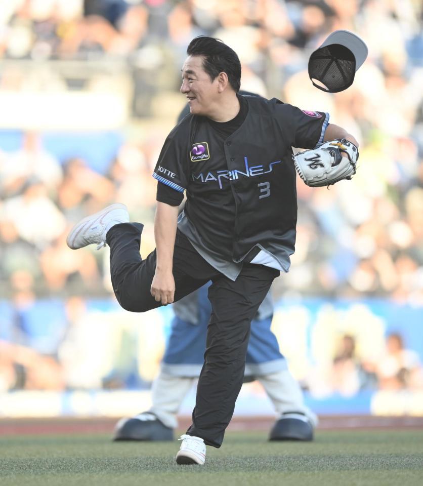 始球式を務めるピエール瀧（撮影・開出牧）