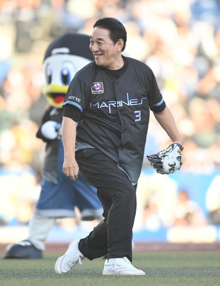 始球式を務め笑顔のピエール瀧（撮影・開出牧）