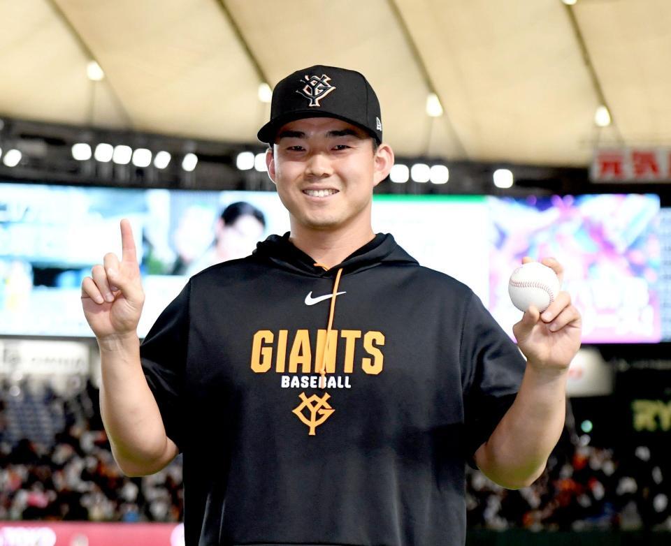 ウイニングボールを手に笑顔を見せる小笠原（撮影・佐藤厚）