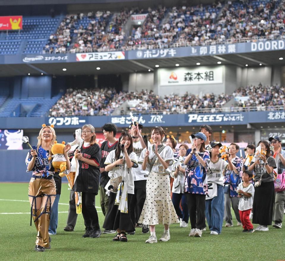 ７回の攻撃前、グラウンドを行進するオリックスファン（撮影・高部洋祐）