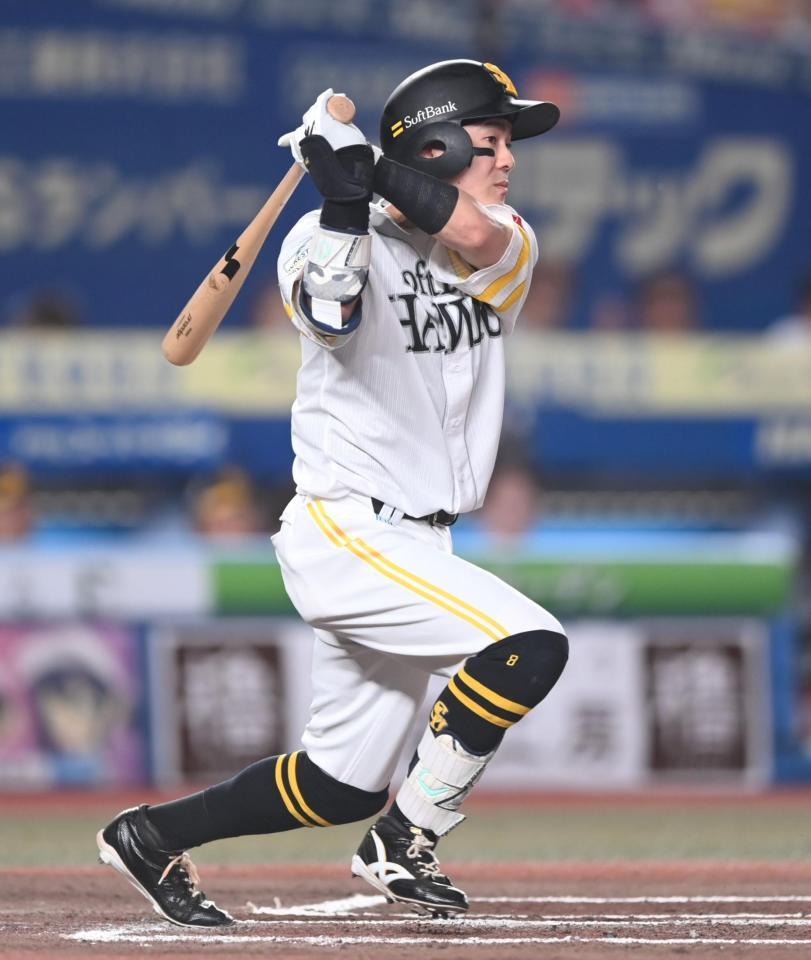 ６回、先制の右越え適時二塁打を放つ牧原大（撮影・開出牧）