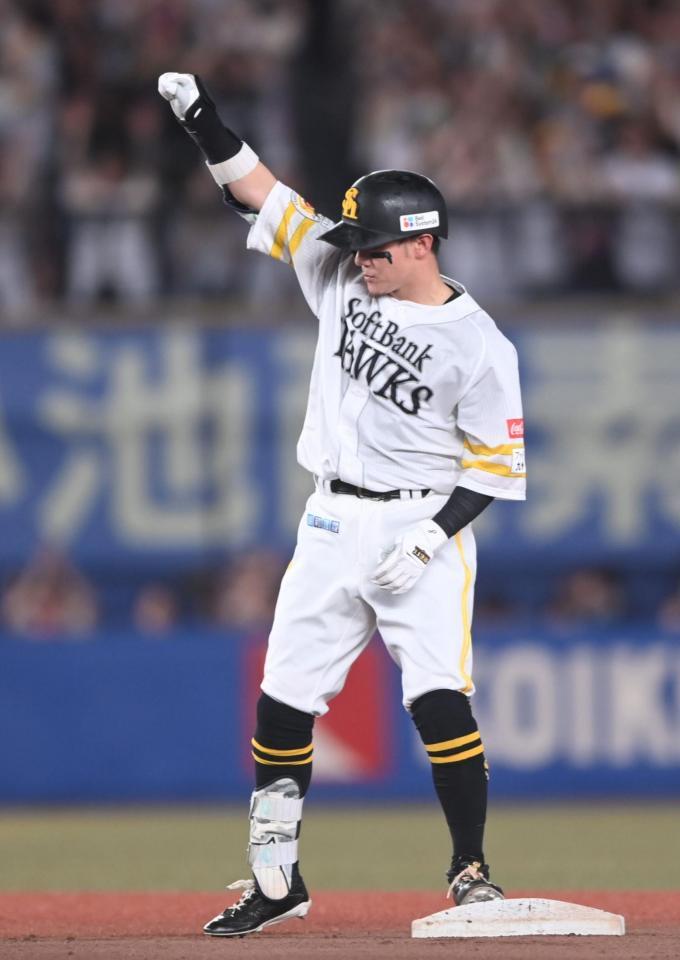 ６回、先制の右越え適時二塁打を放ちガッツポーズを決める牧原大（撮影・開出牧）