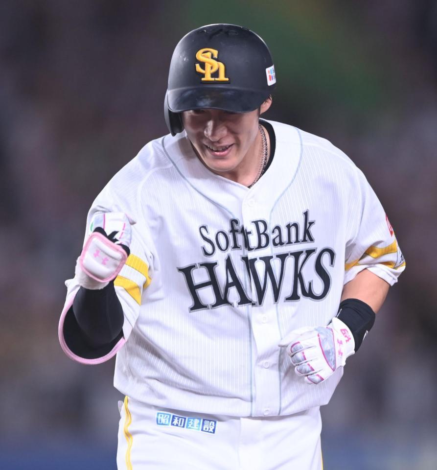 ６回、中前２点適時打を放ちコブシを握る柳田（撮影・開出牧）