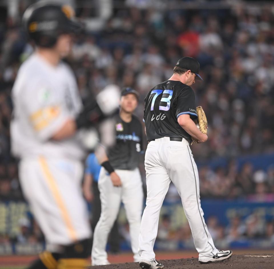 ４回、牧原大（左手前）に死球を当てたロング（撮影・開出牧）