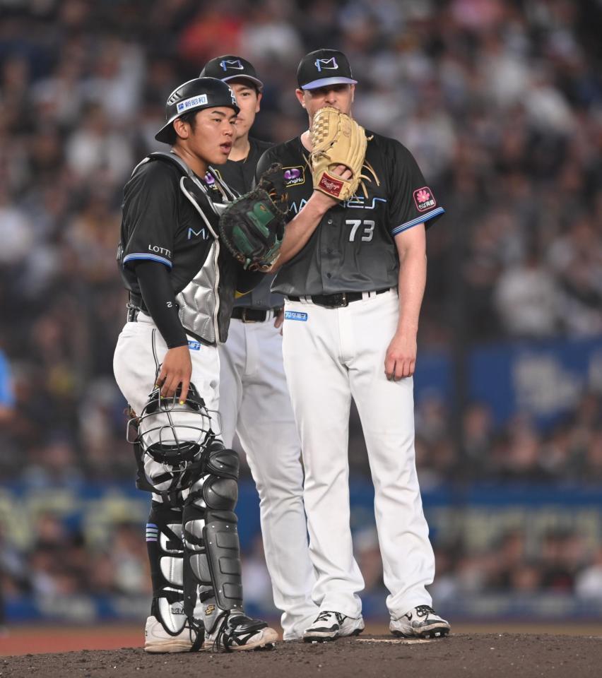 ４回、牧原大に死球を当てたロング（７３）。左から松川、安田（撮影・開出牧）
