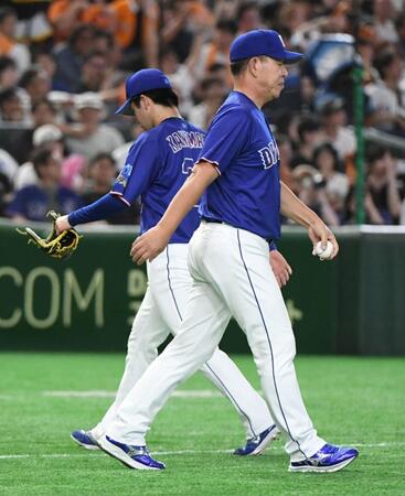 ７回、金丸（左）を降板させる井上監督（撮影・佐藤厚）