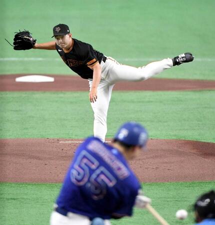 　１回、細川（手前）から空振り三振を奪う小笠原（撮影・佐藤厚）