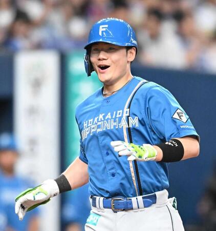 　１回、先制２ランを放ち、笑顔で生還する清宮幸（撮影・高部洋祐）