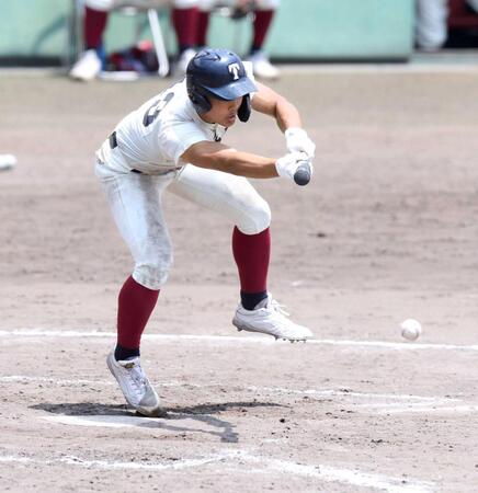 　１０回、スクイズを試みるも、打席から足が出ており、規則違反でアウトになる大阪桐蔭・大津（撮影・中田匡峻）