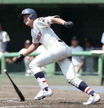 ３回、三塁ベースに当たる適時二塁打を放つ浦和学院・内藤蒼（撮影・伊藤笙子）