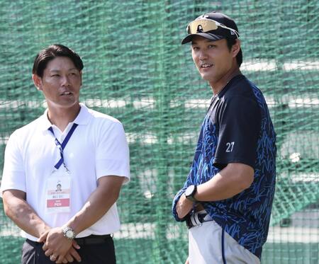 原口氏と話をする藤浪（撮影・田中太一）