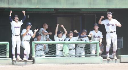 １回、渡辺佑の適時打で先制し、喜ぶ県浦和ナイン（撮影・伊藤笙子）