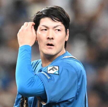 ３回、太田に四球を与え、厳しい表情を見せる有原（撮影・高部洋祐）