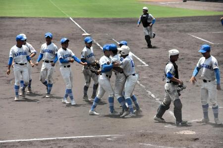 準々決勝進出を決め、喜び合う加古川西の選手ら