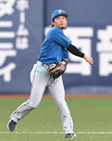 １回、渡部の打球を処理するも、一塁に悪送球する水野（撮影・高部洋祐）
