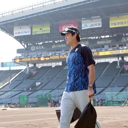 外野へ向かう藤浪（撮影・田中太一）