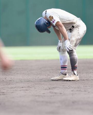 ９回、右飛に倒れて試合終了となり、肩を落とす県浦和・尾崎慎之助（撮影・伊藤笙子）