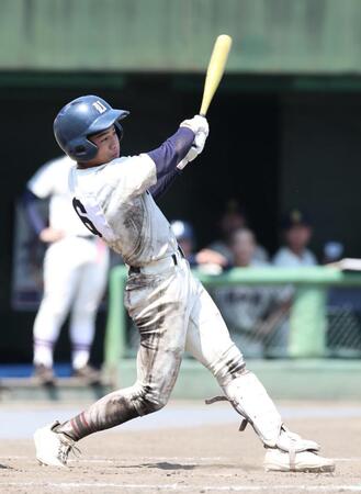 ７回、中前へ２点適時打を放つ県浦和・平山大翔（撮影・伊藤笙子）