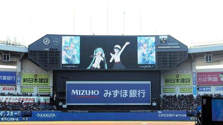 ファーストピッチセレモニーに登場した初音ミク（左）と星街すいせい