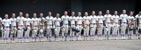 ５回戦で敗れて４季連続の甲子園大会出場を逃し、ベンチ前で整列する東洋大姫路の選手ら