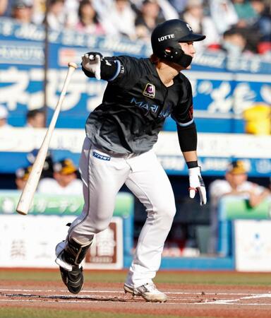 １回、藤原が右中間に先頭打者本塁打を放つ