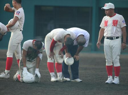 奈良大付に敗れ、ガックリと肩を落とす智弁学園・杉本真滉（中央）＝撮影・坂部計介