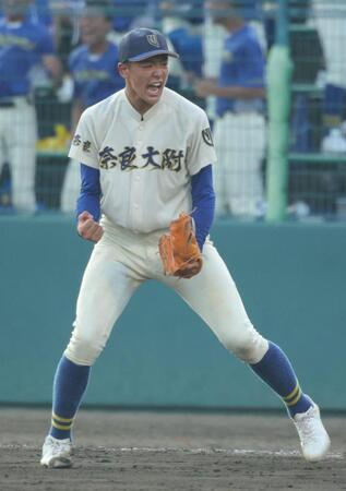 ９回を投げきった奈良大付・新城楓雅はガッツポーズを見せる（撮影・坂部計介）