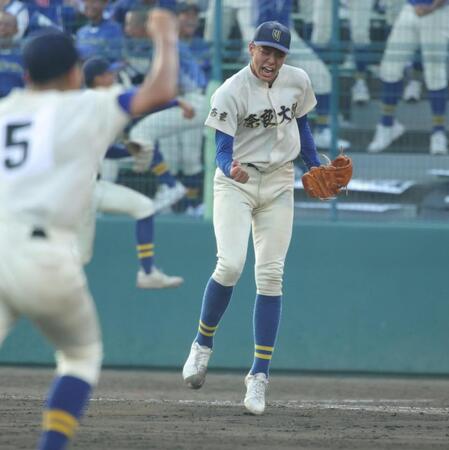 ９回を投げきった奈良大付・新城楓雅はガッツポーズを見せる（撮影・坂部計介）