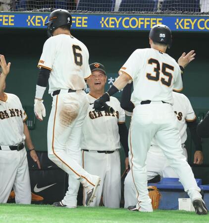 ６回、笹原の逆転３点二塁打で笑顔の橋上監督代行（撮影・金田祐二）