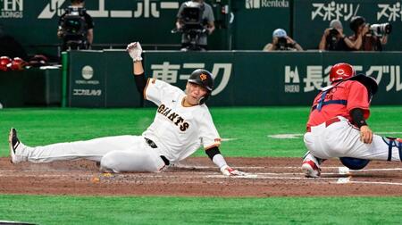 ６回、巨人・笹原の走者一掃の逆転二塁打で生還する一走坂本。広島の捕手石原