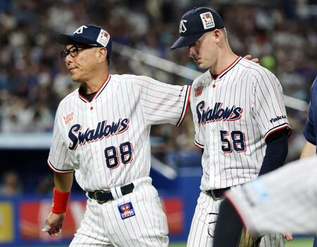 ６回途中で降板するヤクルトのウォルターズ。左は池山監督　