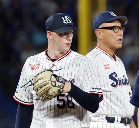 ６回途中で降板するヤクルトのウォルターズ。右は池山監督　