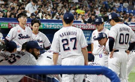 ５回の攻撃前、円陣を組むヤクルトナイン