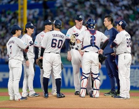 ４回、追加点を許したウォルターズ（右から４人目）のもとに集まるヤクルトナイン