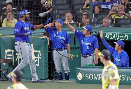 ８回、３ランを放ったエンカーナシオン（左）を迎える相川監督（８１）＝撮影・立川洋一郎