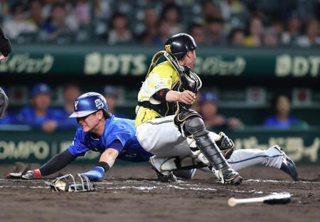９回、三塁走者の神里は佐野の遊ゴロで生還する（撮影・山口登）